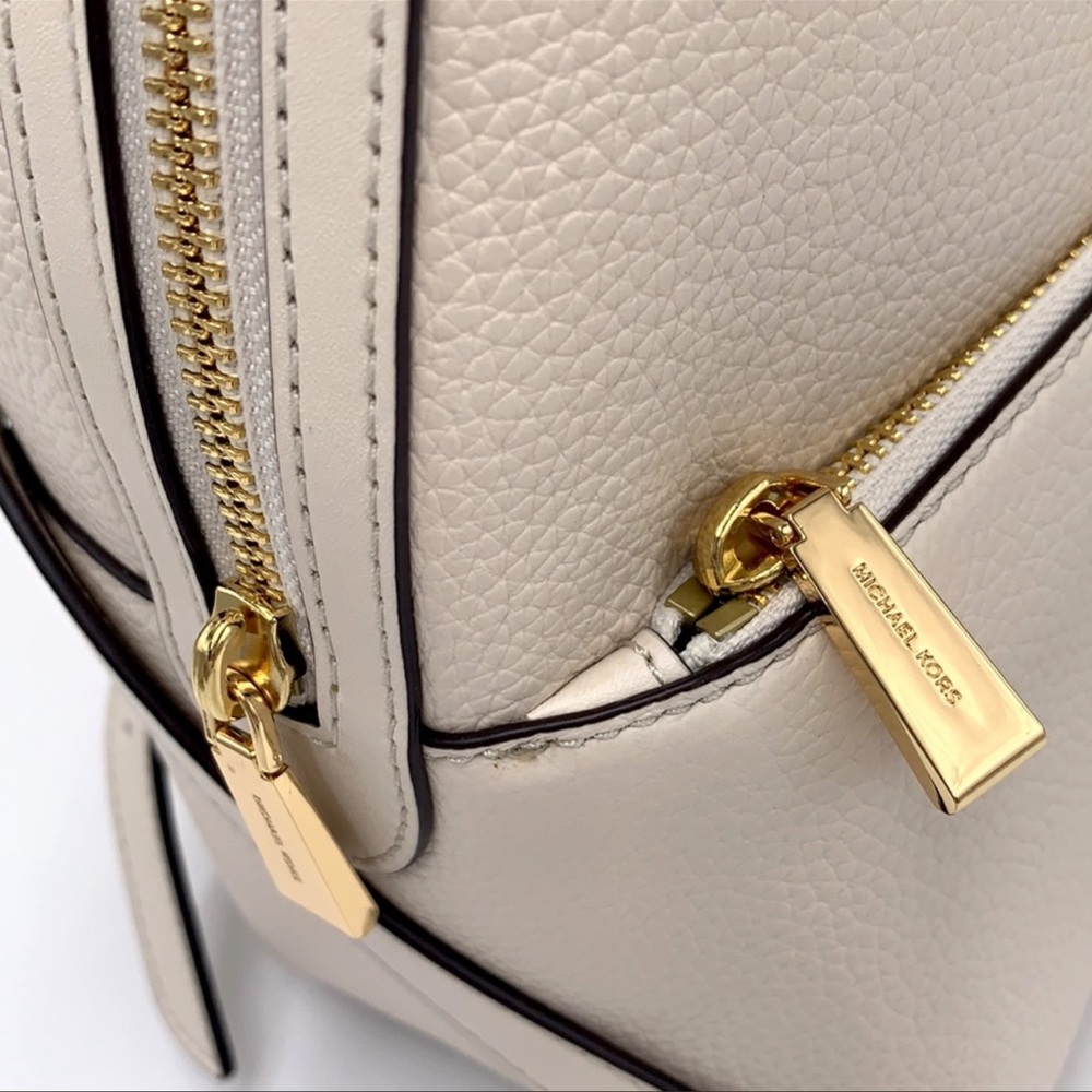 Michael Kors Women's Valerie Medium Pebbled Leather Backpack
Light Cream 
NWT - Picture 13 of 16